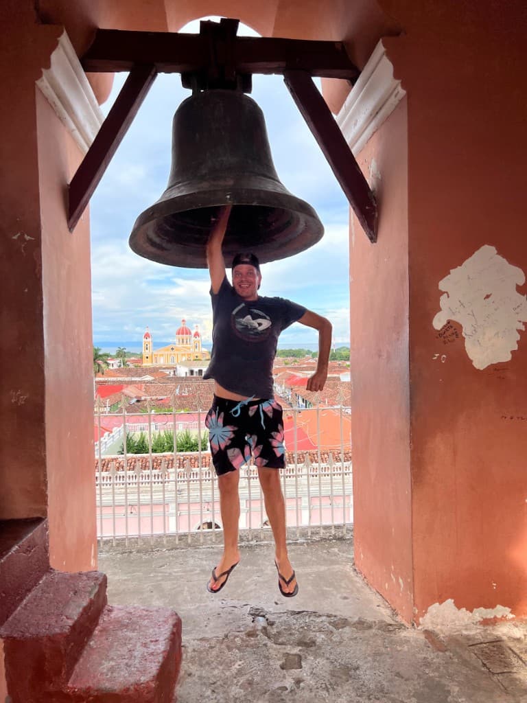 Christian an einem Glockenturm