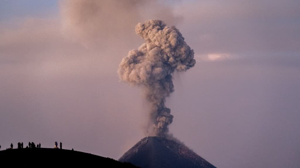 Vulkanausbruch mit Aschewolke