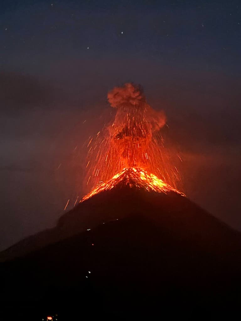 Vulkan bei Nacht in Ausbruch